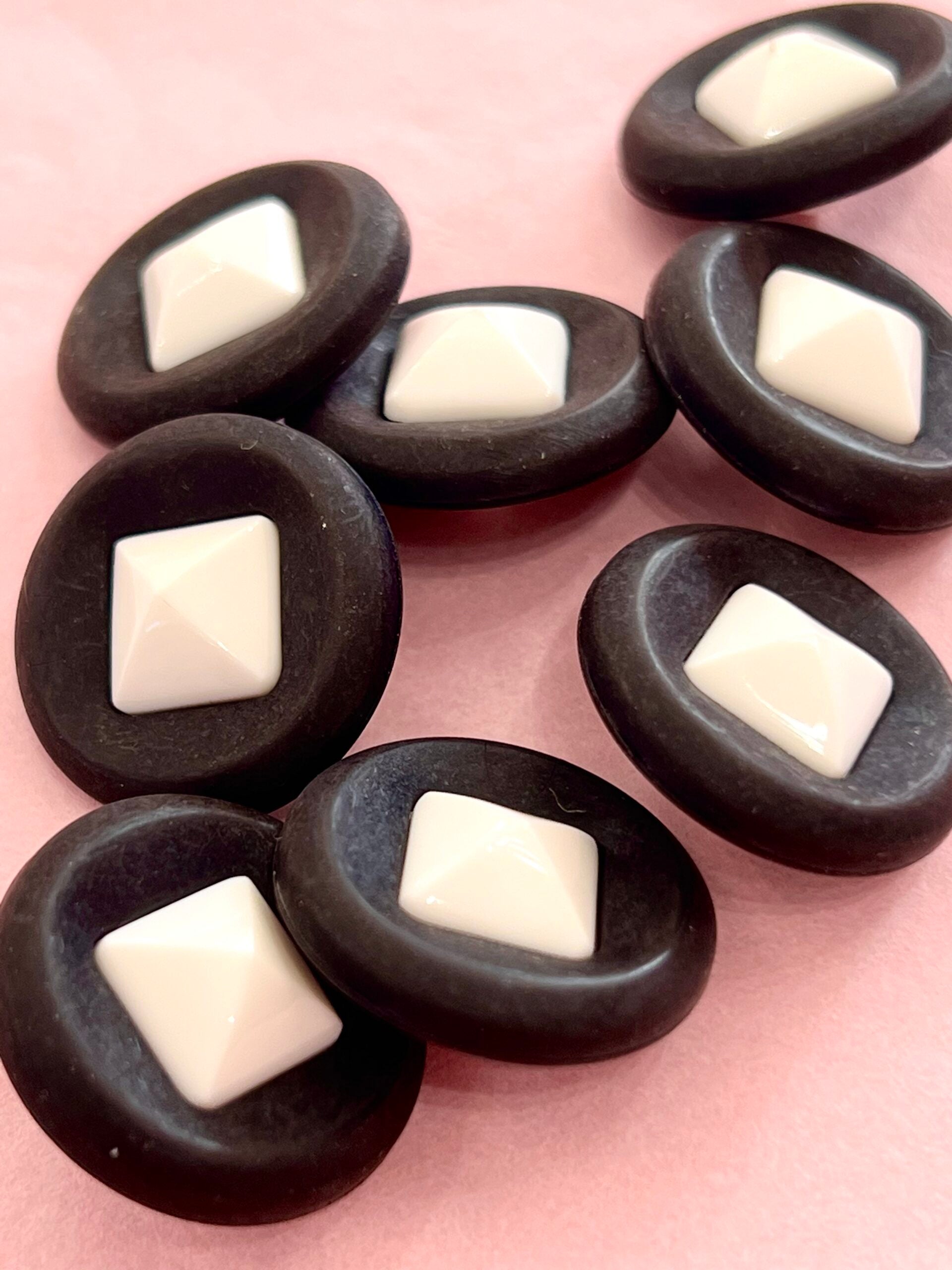 Black And White Funky 22mm Buttons